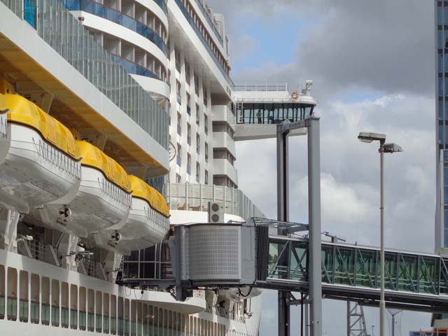 AIDAprima aan de Cruise Terminal Rotterdam